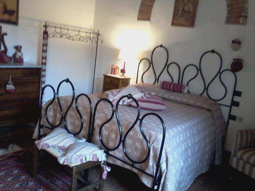 Hotel Cisterna Nel Borgo Castiglione dʼOrcia Habitación foto