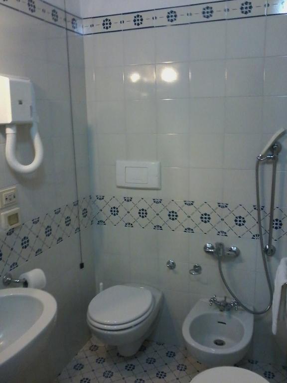 Hotel Cisterna Nel Borgo Castiglione dʼOrcia Habitación foto
